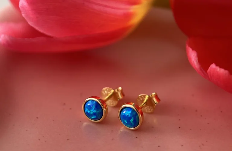 kolczyki z niebieskim opalem przy tulipanach