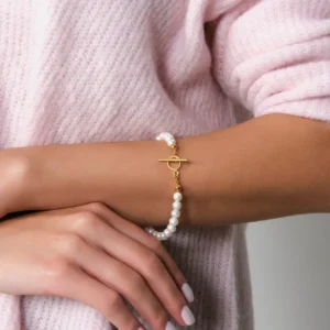 bransoletka z pereł na ręku modelki
