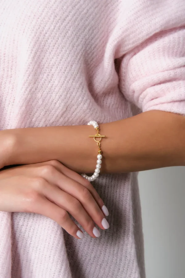 bransoletka z pereł na ręku modelki