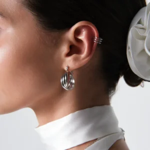 zbliżenie na ucho, prezentacja kolczyków srebrnych i nausznica potrójna