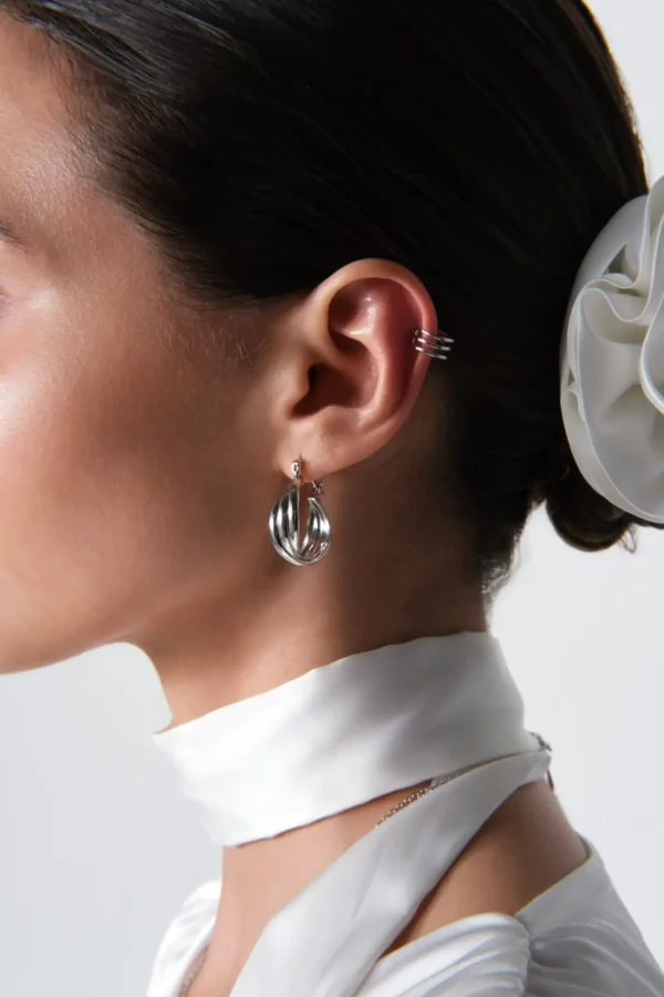 Lukier 27.013260 zbliżenie na ucho, prezentacja kolczyków srebrnych i nausznica potrójna