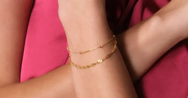 Lukier bransoletki kategoria stylizacja bransoletek pozłacanych na ręku modelki