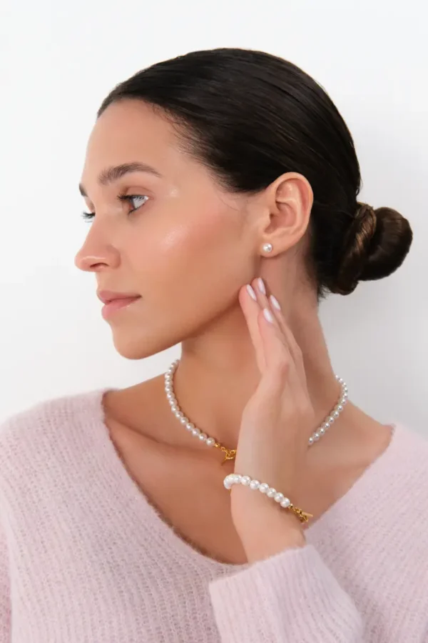 Lukier perły 1 naszyjnik choker z perłami i bransoletka z perłami na modelce