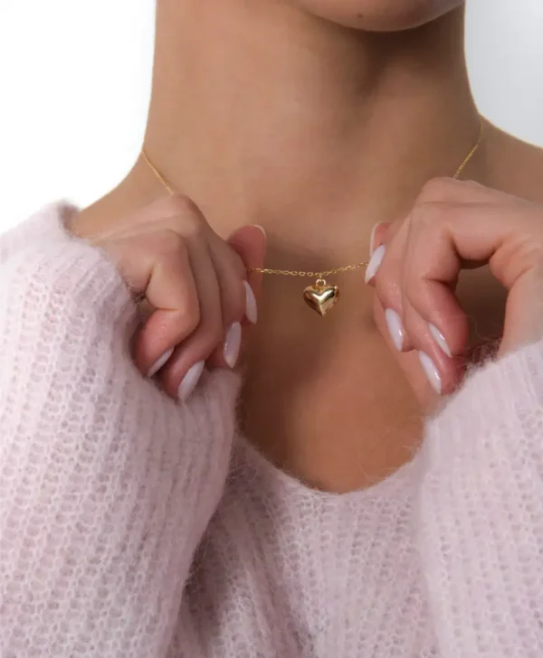 Lukier serduszko naszyjnik naszyjnik z serduszkiem na modelce