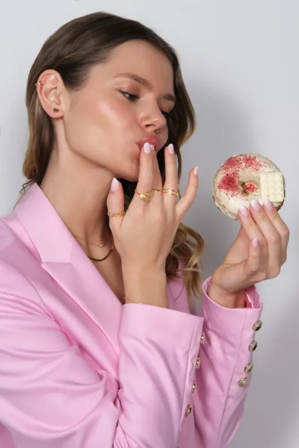 Lukier z donatem modelka z lukrowanym donatem w zestawie biżuterii