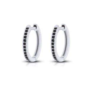 kolczyki koła wysadzane czarnymi cyrkoniami na białym tle