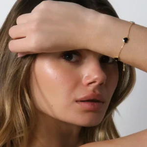 modelka prezentująca bransoletkę z sercami