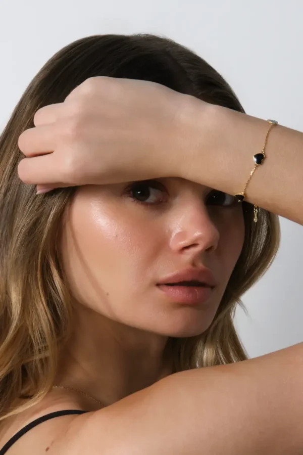 bransoletka czarne serca emalia modelka prezentująca bransoletkę z sercami
