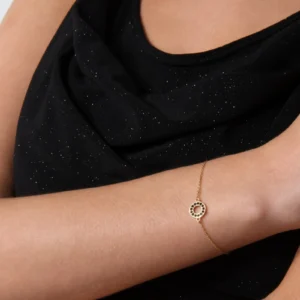 zbliżenie na bransoletkę z czarnymi cyrkoniami w kółeczku