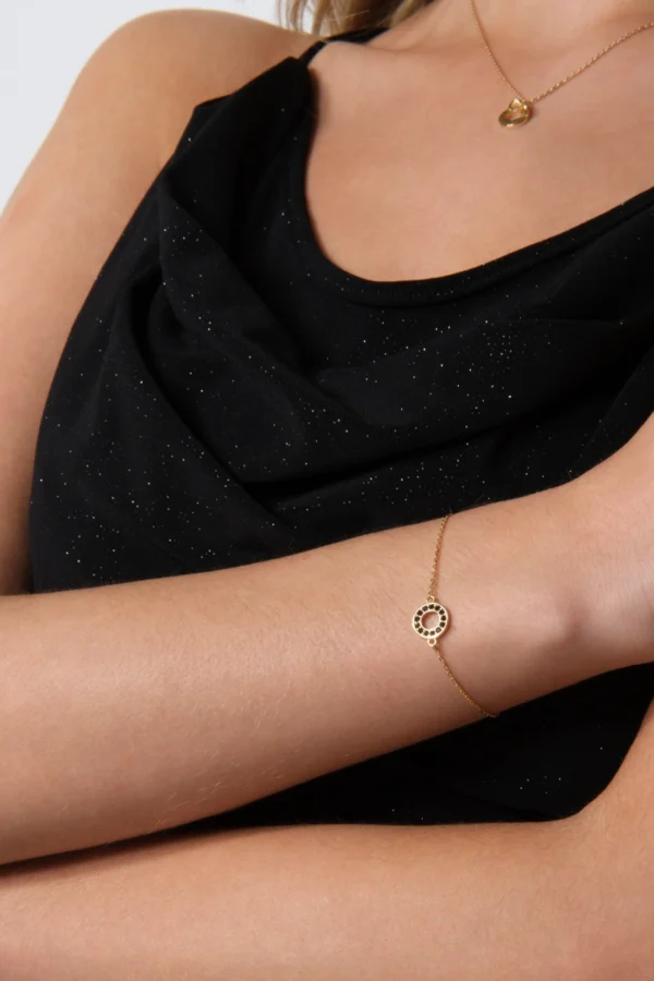 bransoletka kolko z czarnymi cyrkoniami zbliżenie na bransoletkę z czarnymi cyrkoniami w kółeczku