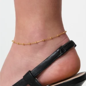 bransoletka z kuleczkami na kostkę na modelce