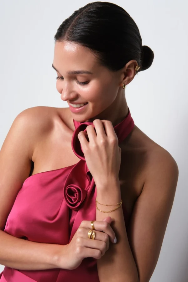 bransoletka singapur i z kuleczkami modelka prezentująca zestaw bransoletek, singapur i z kuleczkami