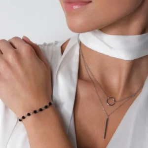 bransoletka z czarnymi cyrkoniami i podwójny naszyjnik srebrny na modelce