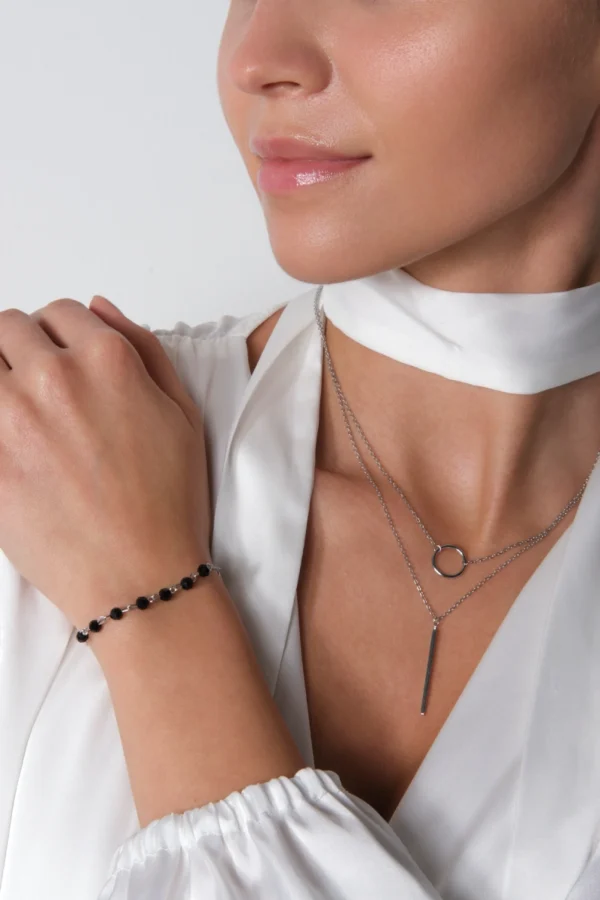 bransoletka z kamieniami i podwójny naszynik bransoletka z czarnymi cyrkoniami i podwójny naszyjnik srebrny na modelce