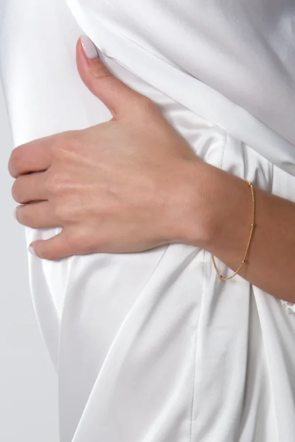 bransoletka z kuleczkami na reku bransoletka z kuleczkami na reku