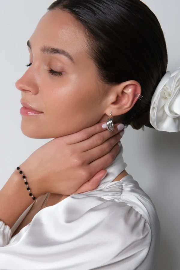 czarna bransoletka srebrna i kolczyk bransoletka z czarnymi cyrkoniami na modelce w kolczykach skręconych