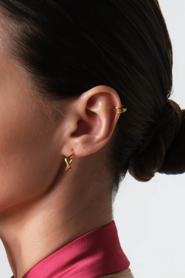 kolczyk fala i nausznica zbliżenie na ucho kolczyk fala i nausznica