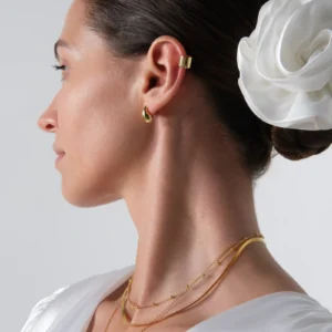 kolczyk kropla na sztyft i nausznica gładka w stylizacji na modelce