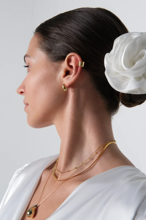 kolczyk kropla i nauszinca gładka kolczyk kropla na sztyft i nausznica gładka w stylizacji na modelce