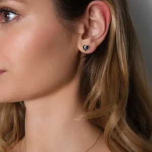 zbliżenie na kolczyki serca z czarną emalią