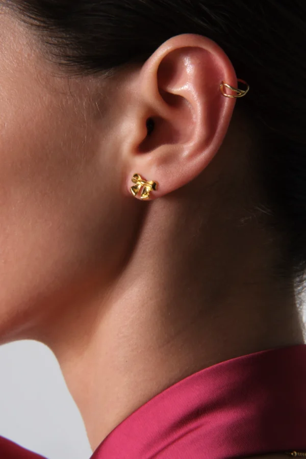 kolczyki kokardki na uchu z nausznicą Kolczyki kokardki na sztyft pozłacane i nausznica skrzyżowane koła