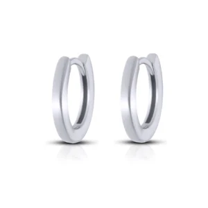 kolczyki klasyczne kółeczka na klik srebrne na białym tle