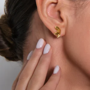 kolczyki listki na sztyft i pierścionki na modelce w zbliżeniu