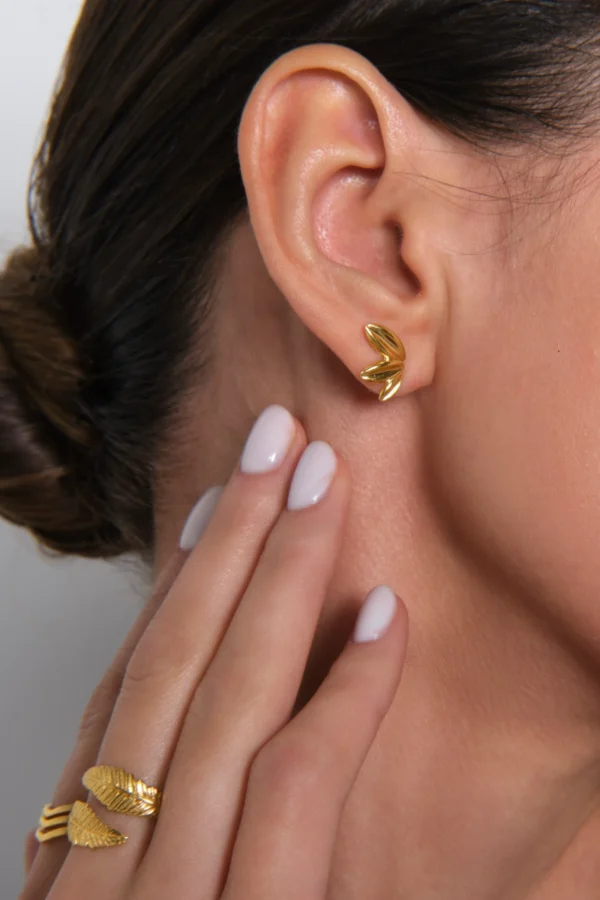 kolczyki listki i pierscionki kolczyki listki na sztyft i pierścionki na modelce w zbliżeniu