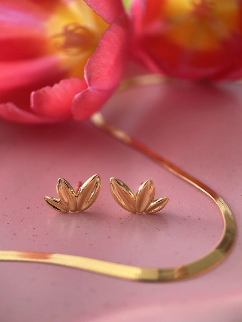 kompozycja kolczyki listki żmijka i kwiat na podkładzie