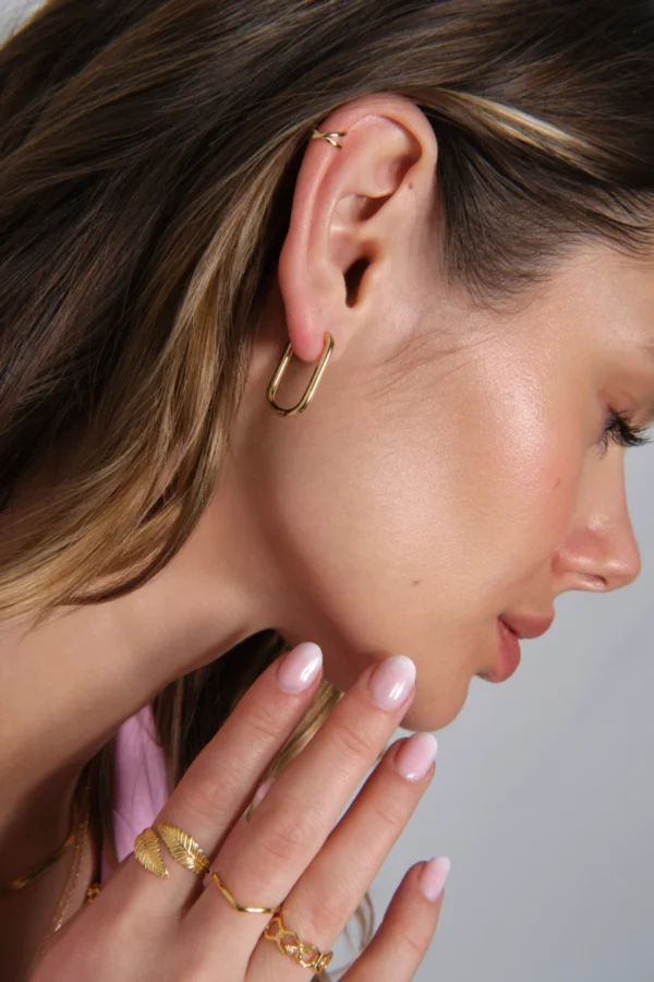 kolczyki owalne na modelce kolczyki owalne i nausznica na uchu modelki