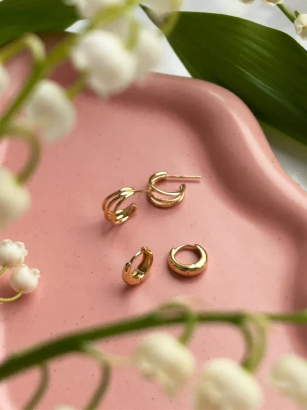 kolczyki potrójne i kołeczka Kolczyki potrójne koła i kolczyki kołeczka na podkładzie