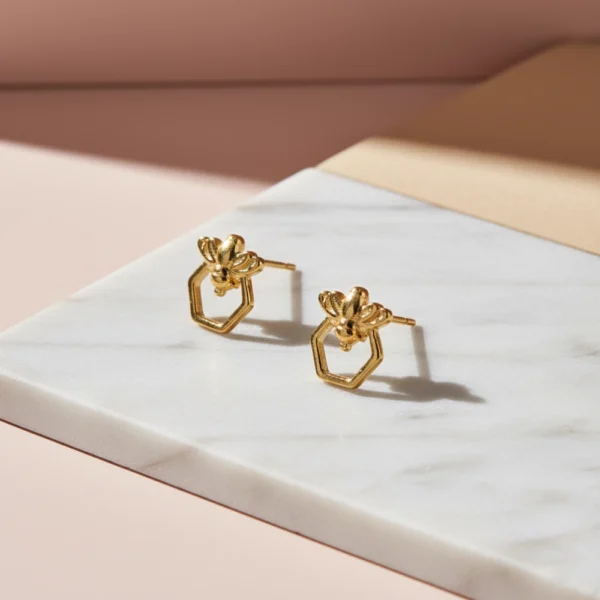 kolczyki pszczółki na sztyft w aranżacji kolczyki pszczółki pszczoły na sztyft drobne eleganckie