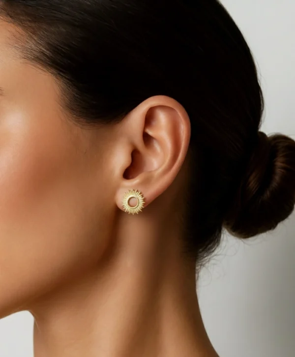 kolczyki słoneczka azurowe na modelce kolczyki słońca słoneczka ażurowe na uchu modelki