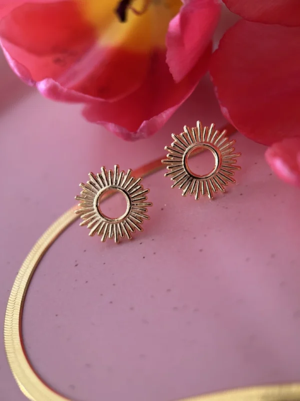 kolczyki słoneczka i żmijka podkład kolczyki słoneczka i żmijka na podkładzie obok tulipana