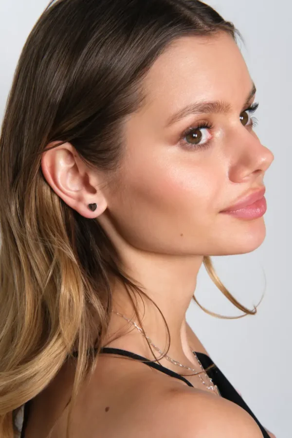 kolczyki srebrne serca 2 kolczyki srebrne serca na sztyft na modelce