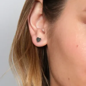 kolczyki srebrne serca na sztyft zbliżenie na ucho