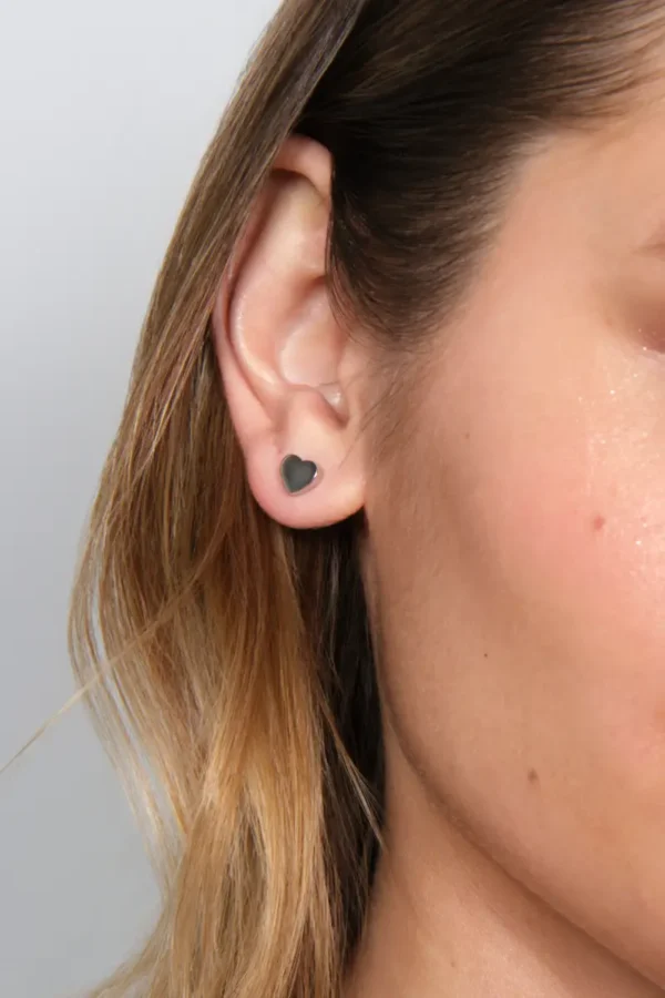 kolczyki srebrne serca kolczyki srebrne serca na sztyft zbliżenie na ucho