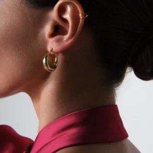 kolczyki wiszące koła pozłacane i nausznica na modelce