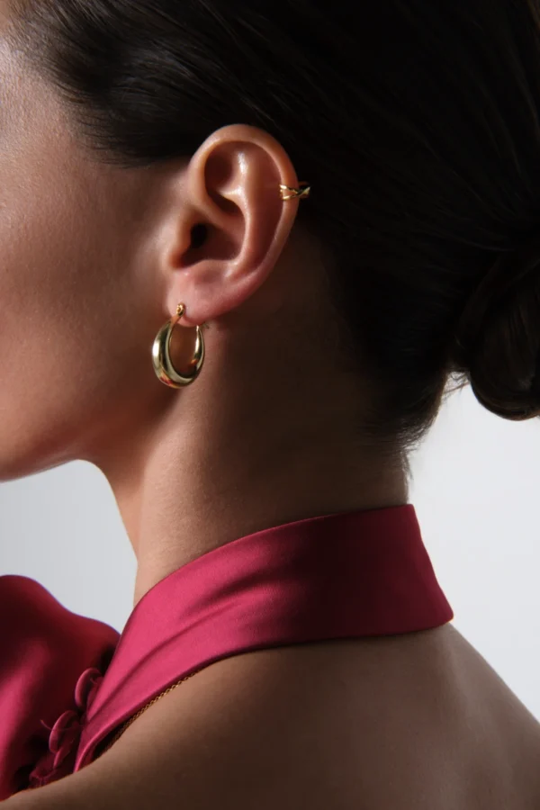 kolczyki wiszące KPKD2000 kolczyki wiszące koła pozłacane i nausznica na modelce