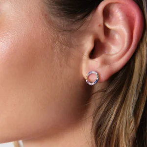 kolczyki z kolorowymi cyrkoniami srebrne na uchu