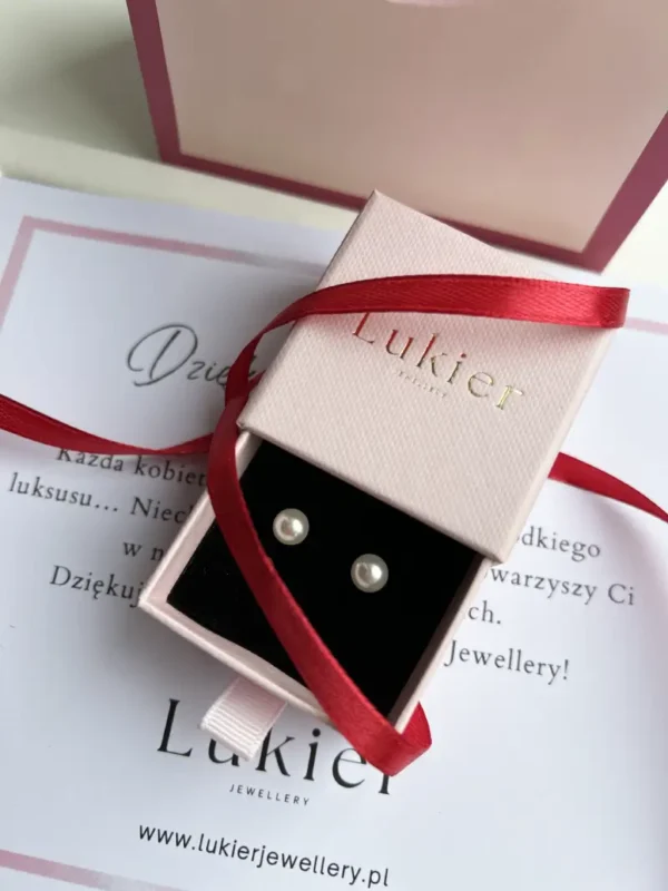 kolczyki z perłami Kolczyki z perłami w pudełku