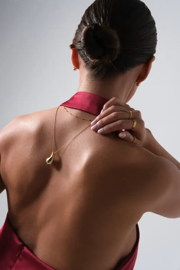 kropla na plecach modelka tyłem prezentująca naszyjnik kropla