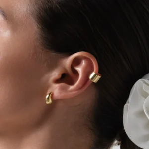 kolczyki krople i nausznica na uchu modelki