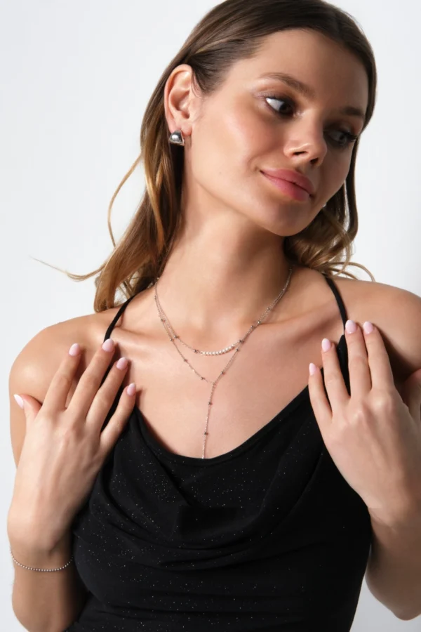 modelka w naszyjniku krawatka srebro modelka w naszyjniku krawatka z kuleczek srebro 925