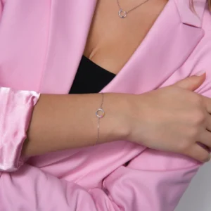 zbliżenie na zestaw srebrny z kolorowymi cyrkoniami