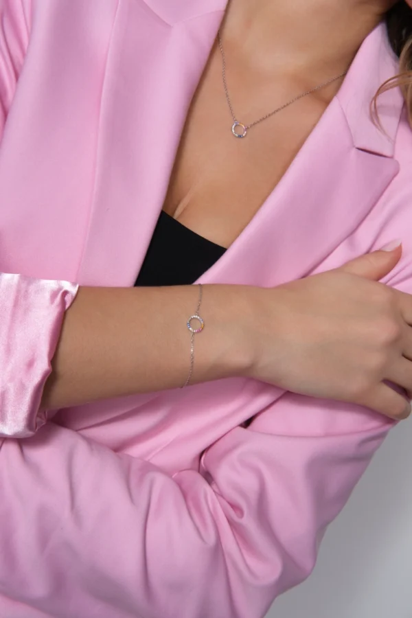 naszyjnik i bransoletka srebro kolor cyrkonie zbliżenie na zestaw srebrny z kolorowymi cyrkoniami