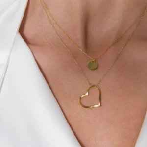 naszyjnik serce ażurowe i celebrytka na szyi modelki