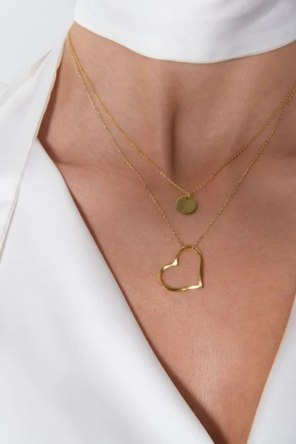 naszyjnik serce azurowe i celebrytka naszyjnik serce ażurowe i celebrytka na szyi modelki