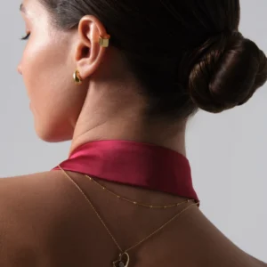 modelka plecami prezentuje naszyjnik z sercem i cyrkonią