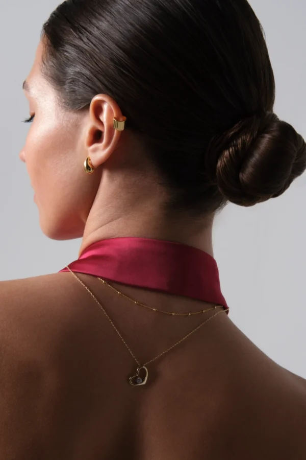 naszyjnik serce tyłem modelka plecami prezentuje naszyjnik z sercem i cyrkonią